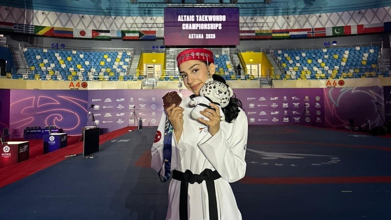 İzmir Büyükşehir Belediyesi Spor Kulübü’nün milli tekvandocuları Kaan Yelaldı ve Zehra Gürbüz, Kazakistan’ın Astana kentinde düzenlenen Altay Dili Ülkeleri Taekwondo Şampiyonası’nda gümüş ve bronz madalya kazanarak önemli bir başarıya imza attı.