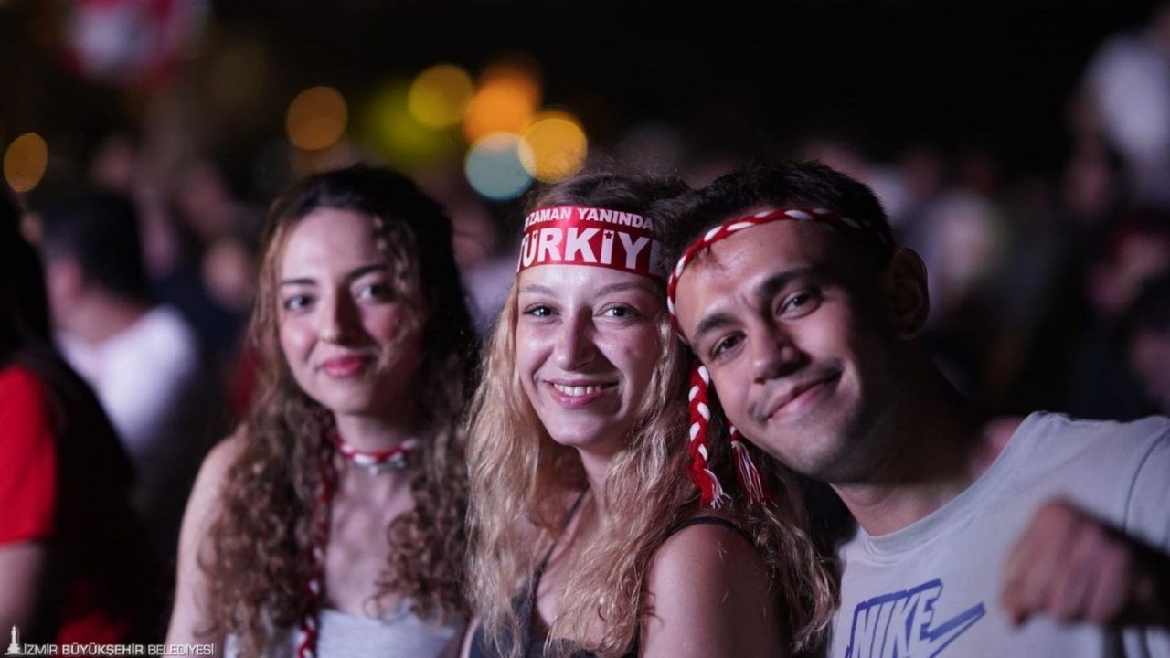 2026 Dünya Kupası coşkusu İzmir'in dört bir yanını sarıyor. Bornova, Göztepe, Karşıyaka ve Buca'da kurulacak dev ekranlar, A Milli Takım'ın dev organizasyondaki maçlarını yayınlayacak.