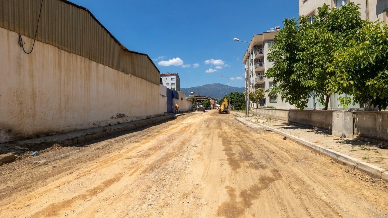 İzmir Büyükşehir Belediyesi kentin önemli altyapı projelerini bir bir hayata geçiriyor. Ödemiş’te İZSU’nun tamamladığı yağmur suyu ayrıştırma, içme suyu iletim hattı ve şebeke güçlendirme yatırımlarının ardından üstyapı çalışmaları da hız kazandı. Tarihi Birgi’de doğal taş kaplamalar sürerken, ilçe merkezinde 6 bin 300 ton asfalt serilerek yollar yenilendi.