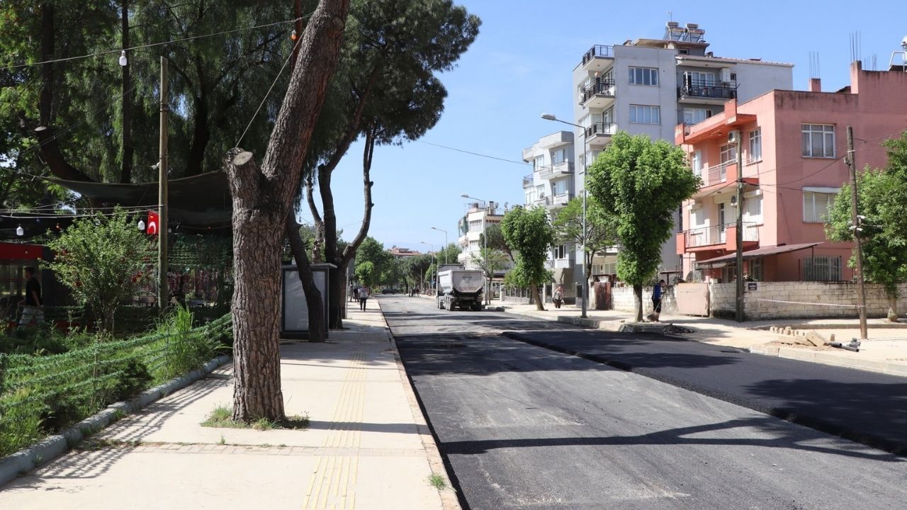 İzmir Büyükşehir Belediyesi kentin önemli altyapı projelerini bir bir hayata geçiriyor. Ödemiş’te İZSU’nun tamamladığı yağmur suyu ayrıştırma, içme suyu iletim hattı ve şebeke güçlendirme yatırımlarının ardından üstyapı çalışmaları da hız kazandı. Tarihi Birgi’de doğal taş kaplamalar sürerken, ilçe merkezinde 6 bin 300 ton asfalt serilerek yollar yenilendi.