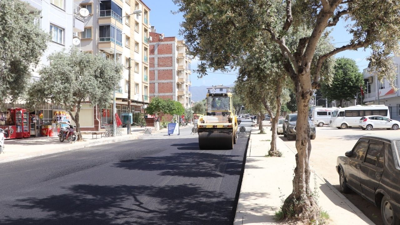 İzmir Büyükşehir Belediyesi kentin önemli altyapı projelerini bir bir hayata geçiriyor. Ödemiş’te İZSU’nun tamamladığı yağmur suyu ayrıştırma, içme suyu iletim hattı ve şebeke güçlendirme yatırımlarının ardından üstyapı çalışmaları da hız kazandı. Tarihi Birgi’de doğal taş kaplamalar sürerken, ilçe merkezinde 6 bin 300 ton asfalt serilerek yollar yenilendi.
