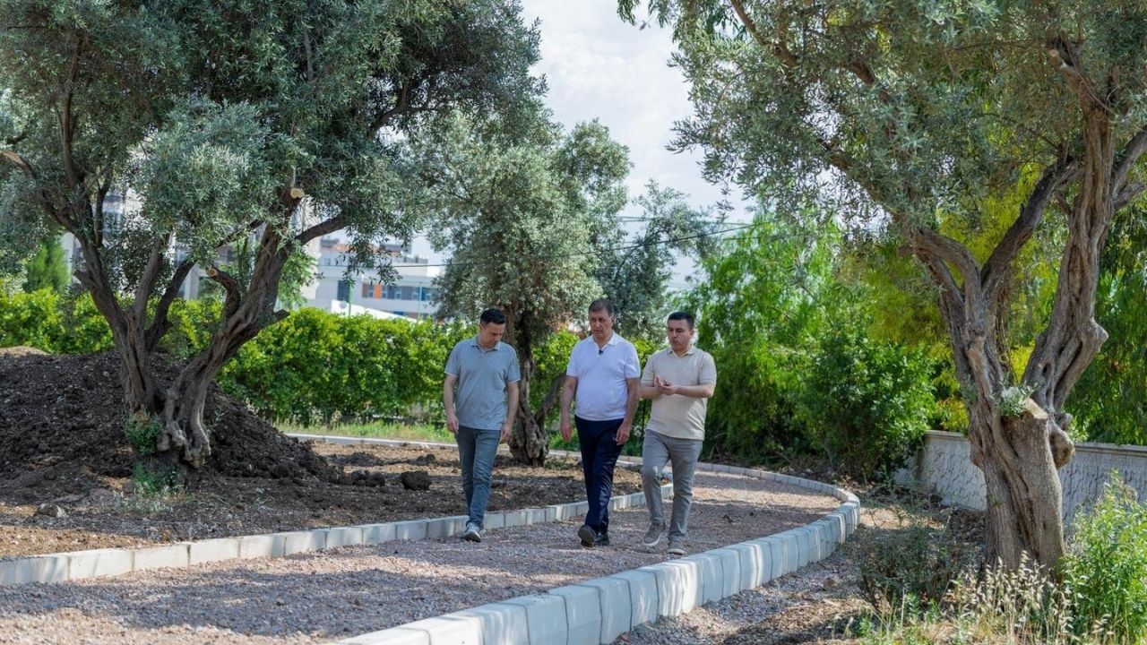 İzmir Büyükşehir Belediyesi, yıllardır atıl durumda bulunan Aliberti Köşkü ve çevresindeki 22 bin metrekarelik alanı, spor, dinlenme ve sosyal yaşam olanaklarını bir araya getiren çok fonksiyonlu bir kent parkına dönüştürüyor. İzmir Büyükşehir Belediye Başkanı Dr. Cemil Tugay, proje kapsamında kente doğa, spor ve sosyal yaşamın iç içe geçtiği yeni bir yaşam alanı kazandıracaklarını söyledi.