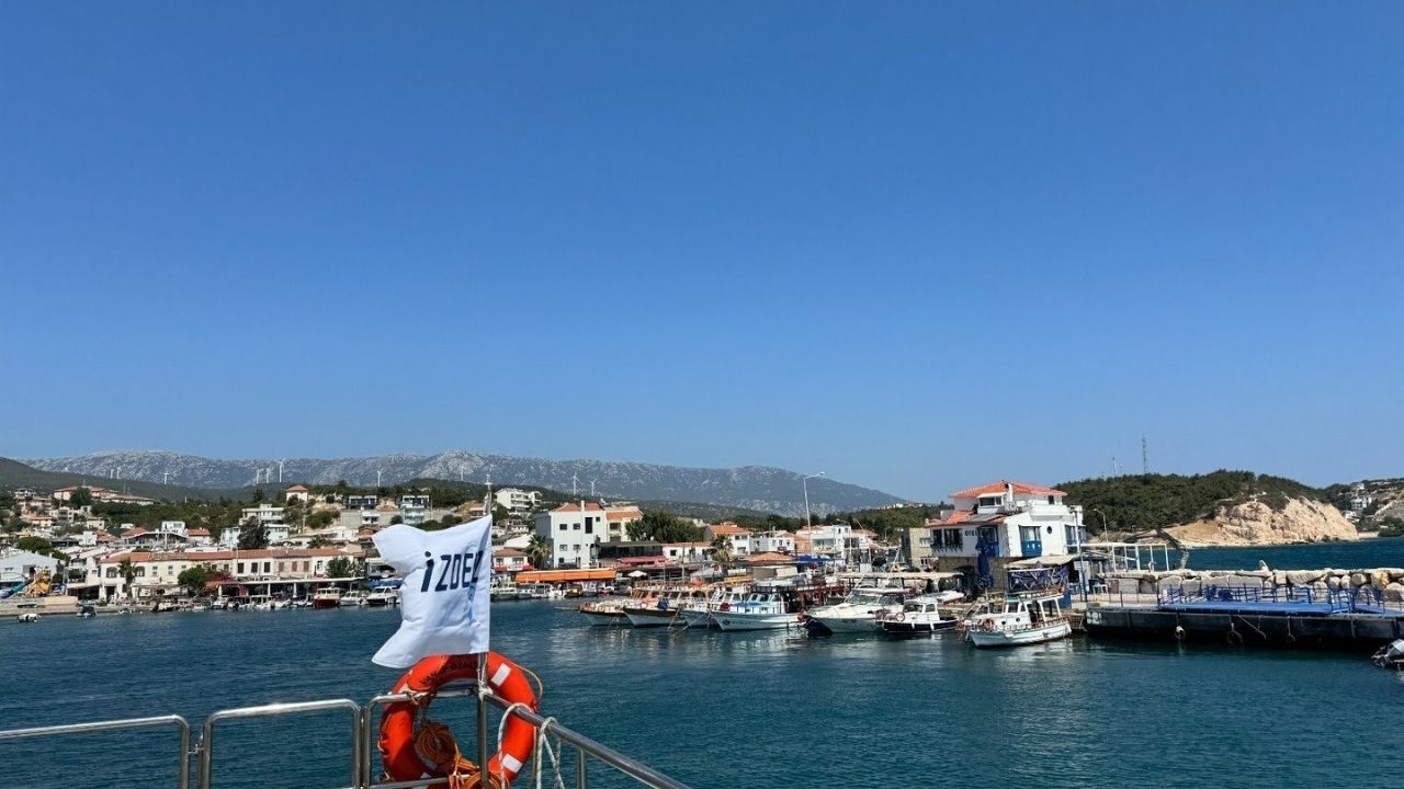 İZDENİZ AŞ’nin yaz seferleri 27 Haziran Cumartesi günü başlıyor. Karşıyaka ve Konak’tan hareket edecek gemilerle Urla ve Mordoğan’a hafta sonları günübirlik ulaşım sağlanacak. Biletler yalnızca online olarak satılacak, iskelede satış yapılmayacak. QR kodlu biniş sistemiyle gerçekleştirilecek seferler eylül ayına kadar sürecek.