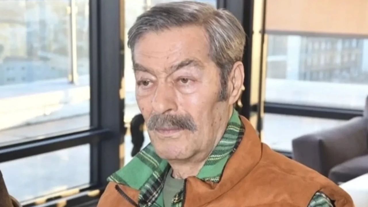 Yeşilçam'ın usta ismi Kadir İnanır'ın hastanedeki tedavi süreci devam ederken, sosyal medyada yayılan iddiaların ardından sanatçının sağlık durumuna dair gerçek detaylar netleşti.
