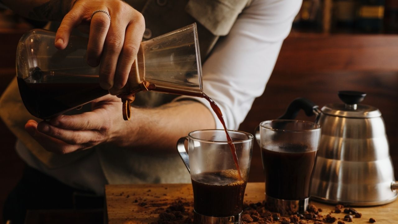 Güney Kore'de "Tank Günü" kampanyasıyla Gwangju Katliamı'nı anımsatan Starbucks, boykot dalgası sonrası CEO'sunu görevden aldı. Şirket tüm mağazalarını kapatıp eğitime başlıyor.