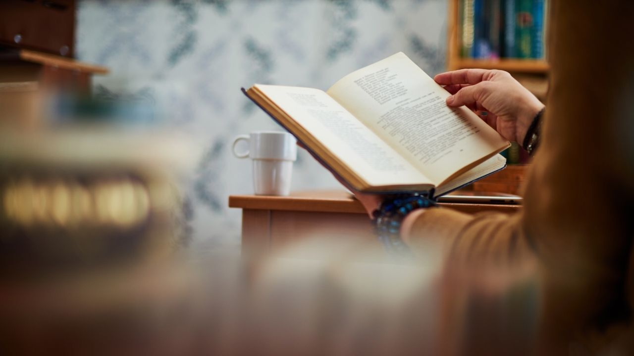 Okuma alışkanlığı kazanmak istiyor ama odaklanamıyor musunuz? Yoğun tempoda kitap okumayı sürdürülebilir bir rutine dönüştürmenin uzman onaylı pratik yollarını keşfedin.
