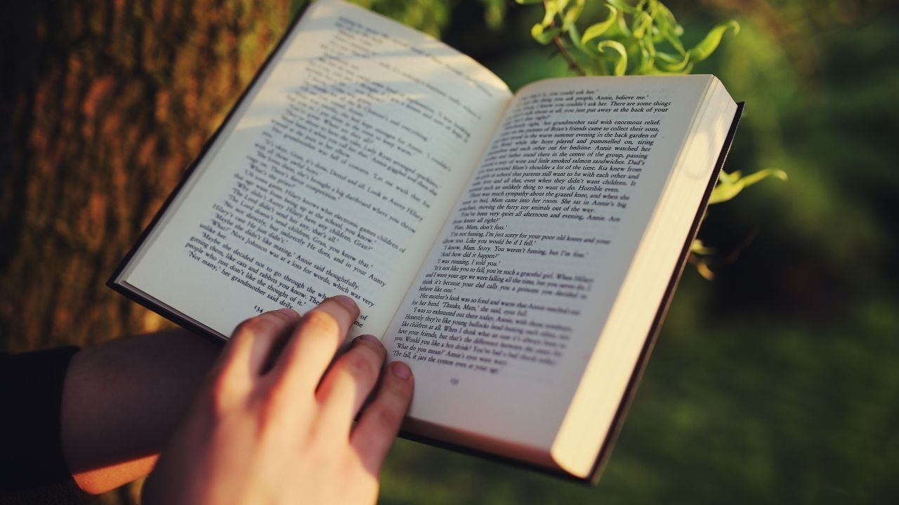 Okuma alışkanlığı kazanmak istiyor ama odaklanamıyor musunuz? Yoğun tempoda kitap okumayı sürdürülebilir bir rutine dönüştürmenin uzman onaylı pratik yollarını keşfedin.
