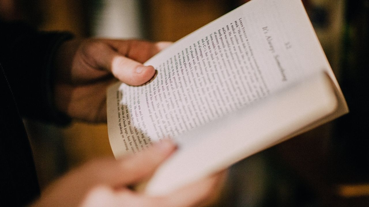 Okuma alışkanlığı kazanmak istiyor ama odaklanamıyor musunuz? Yoğun tempoda kitap okumayı sürdürülebilir bir rutine dönüştürmenin uzman onaylı pratik yollarını keşfedin.