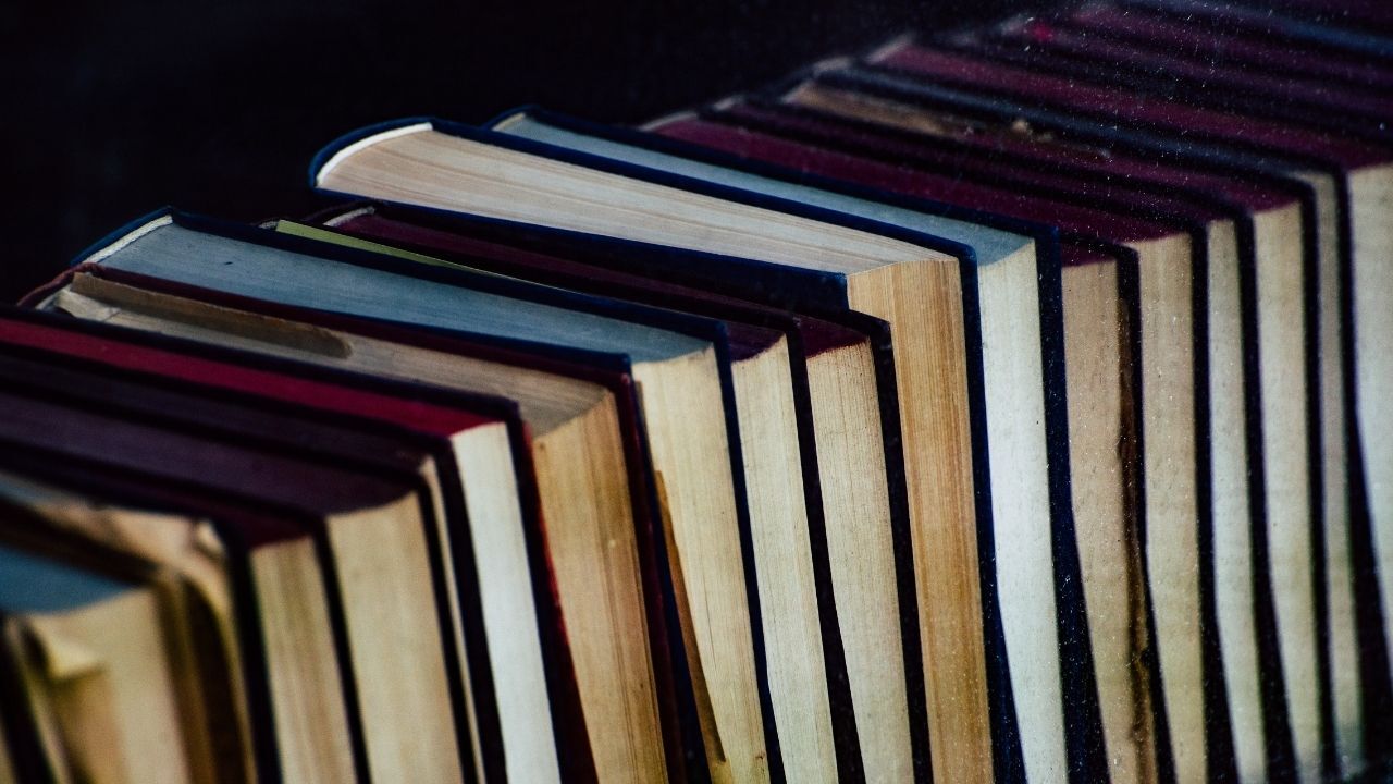 Okuma alışkanlığı kazanmak istiyor ama odaklanamıyor musunuz? Yoğun tempoda kitap okumayı sürdürülebilir bir rutine dönüştürmenin uzman onaylı pratik yollarını keşfedin.
