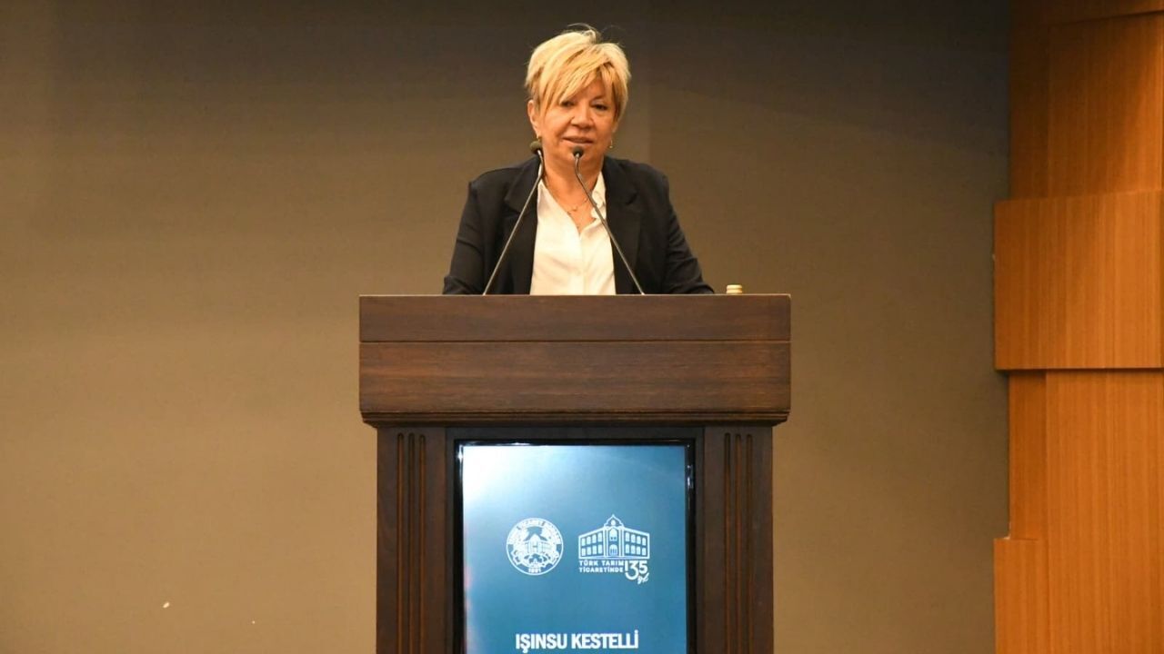 İzmir Ticaret Borsası Başkanı Işınsu Kestelli, artan rekolteye rağmen üreticinin maliyet, tüketicinin ise alım gücü baskısıyla karşı karşıya olduğunu söyledi. İhracatta kuru üzüm, kuru incir ve zeytinyağında geçen yılın gerisinde kalındığını belirten Kestelli, ihracatçının daha güçlü finansman araçlarıyla desteklenmesi gerektiğini vurguladı.