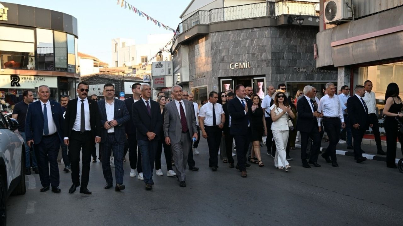 Manisa Büyükşehir Belediyesi, Kıbrıs'taki 48. Güzelyurt Portakal Festivali'ne katılarak kardeş şehir bağlarını güçlendirdi ve yeni projeler için stratejik adımlar attı.
