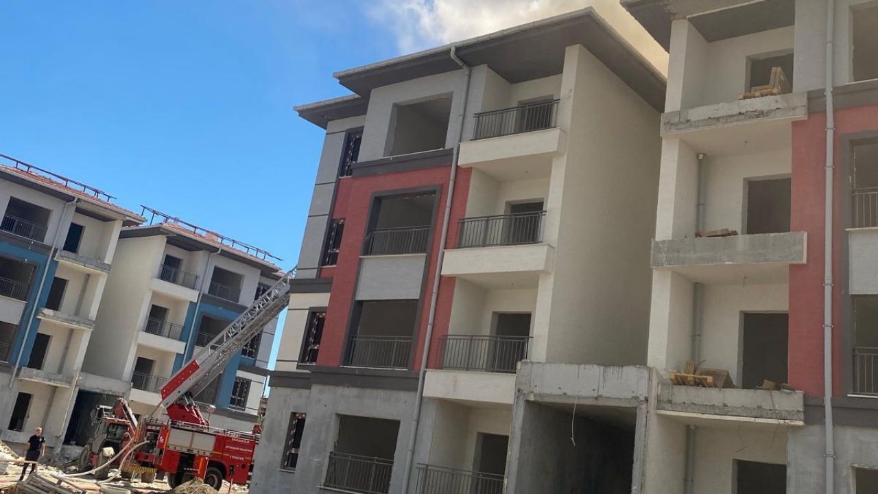 Manisa'da sıcak hava ve şiddetli rüzgar felaketi getirdi. İtfaiye ekipleri 24 saatte 50 yangına müdahale ederken, yetkililer önümüzdeki kritik günler için acil uyarı yaptı.