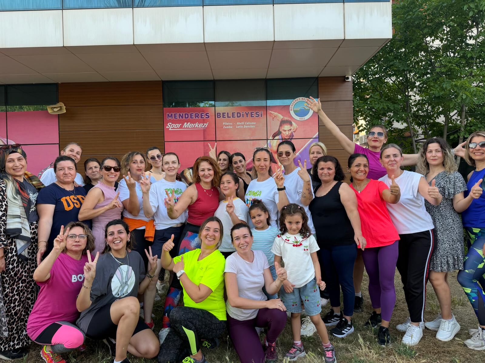 Menderes Belediyesi'nin haftanın 6 günü ücretsiz düzenlediği zumba dersleri kadınlardan yoğun ilgi görüyor. Kayıtlar MEGEM üzerinden yıl boyu devam edecek.