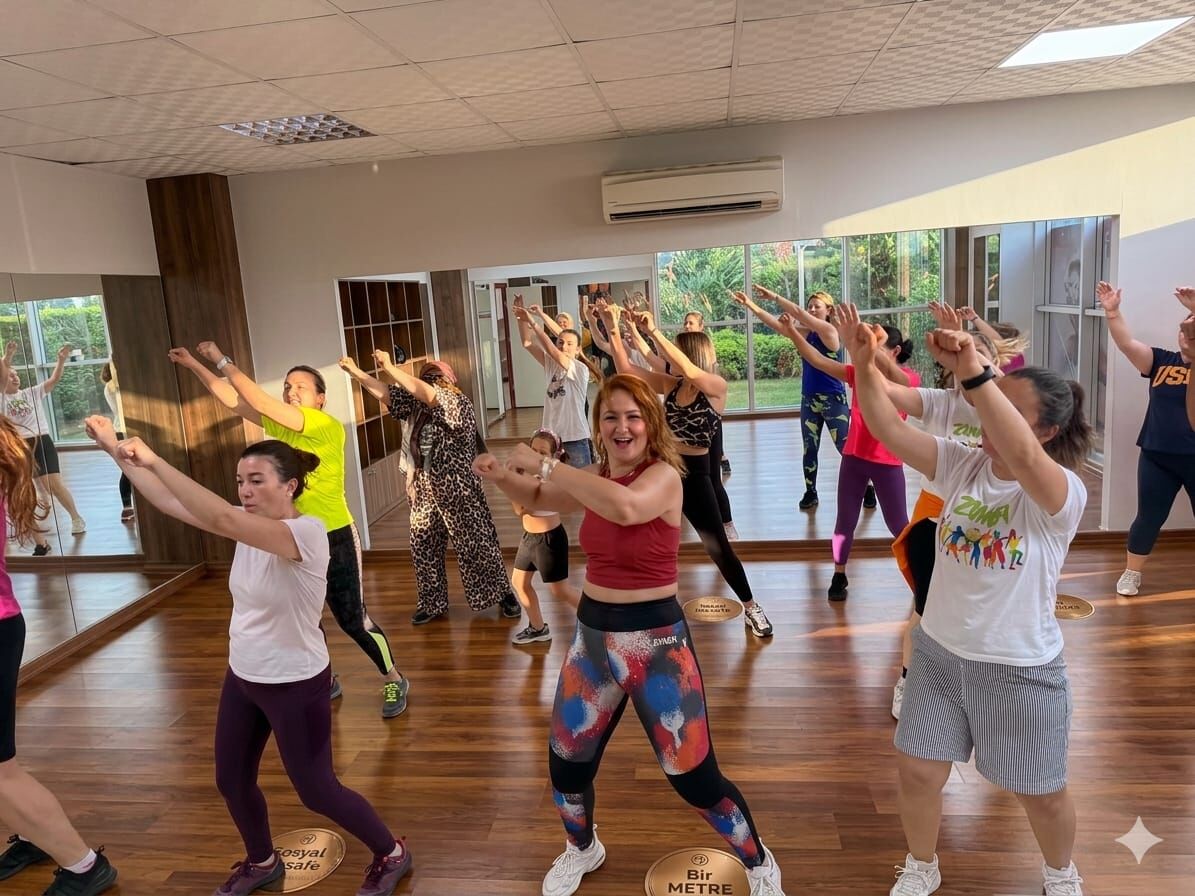 Menderes Belediyesi'nin haftanın 6 günü ücretsiz düzenlediği zumba dersleri kadınlardan yoğun ilgi görüyor. Kayıtlar MEGEM üzerinden yıl boyu devam edecek.