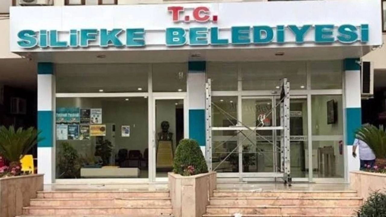 Mersin'de jandarmanın Silifke Belediyesi'ne düzenlediği şafak operasyonunda Belediye Başkanı Mustafa Turgut dahil çok sayıda şüpheli gözaltına alındı. Binada aramalar sürüyor.