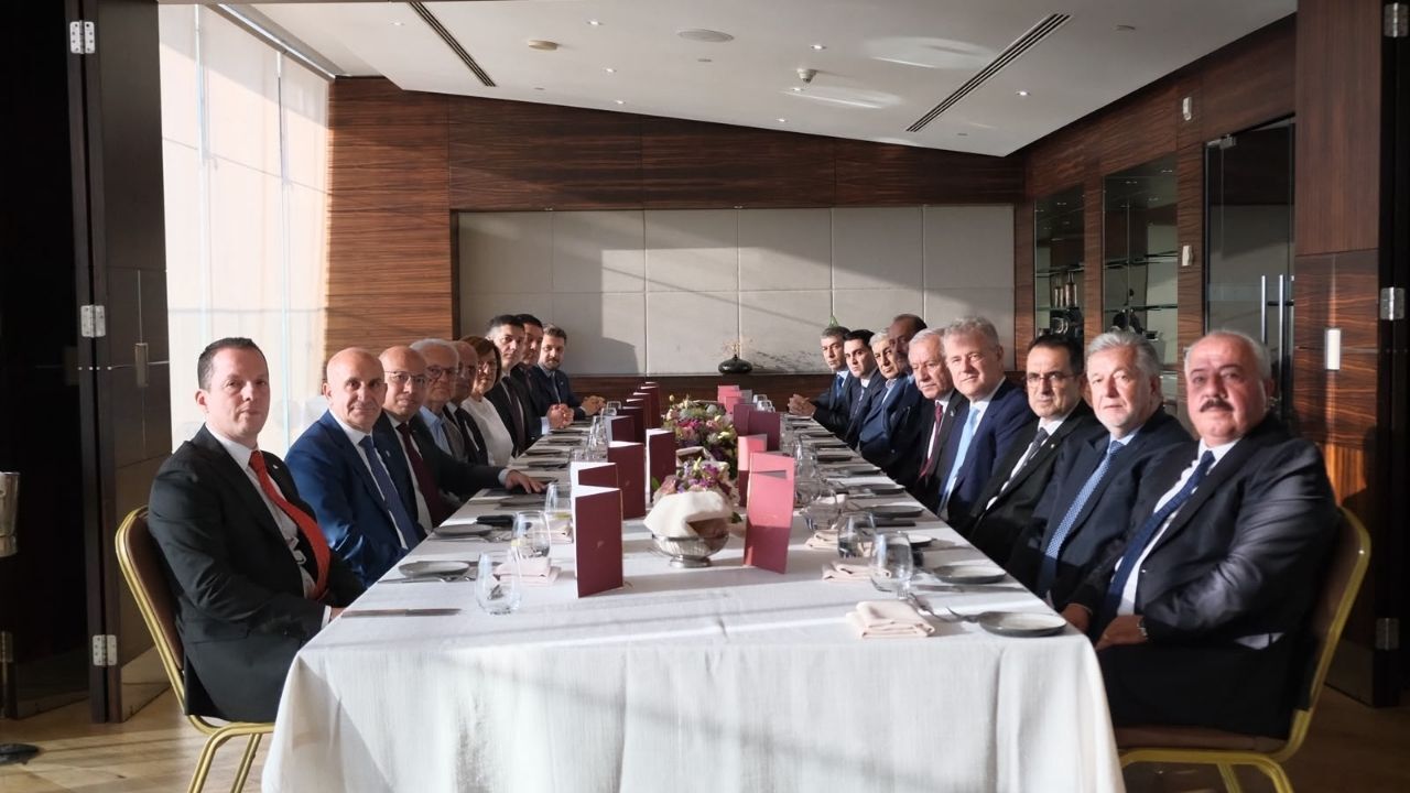 MHP İzmir İl Başkanlığı, kentin en güçlü iş insanlarını ve oda başkanlarını istişare toplantısında bir araya getirdi. İzmir'in ekonomik geleceği masaya yatırıldı.