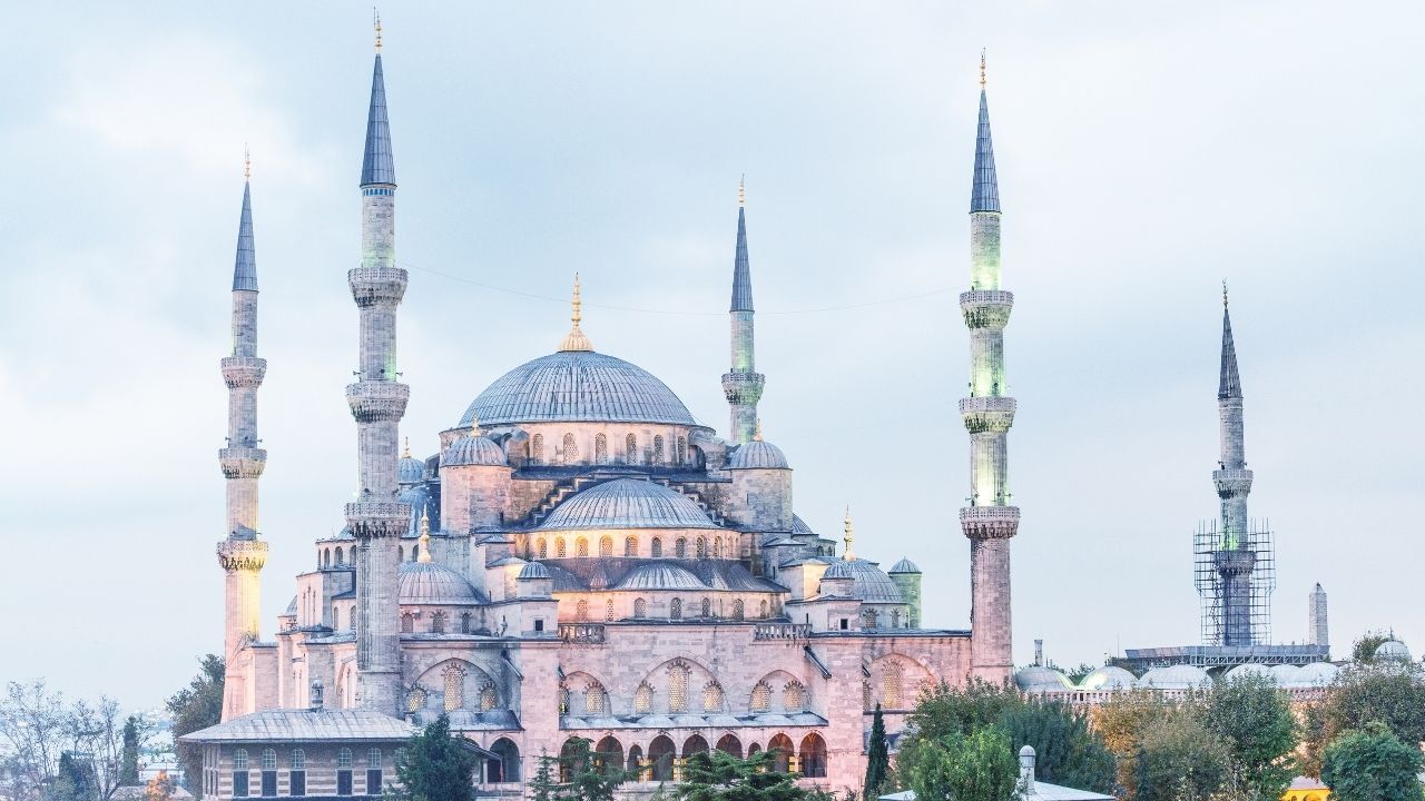 Hicri Yılbaşı ile başlayacak manevi yenilenme dönemi ne zaman? Milyonların beklediği Aşure Günü hangi tarihe denk geliyor? Diyanet'in takvimiyle netleşen özel günlerin detayları...