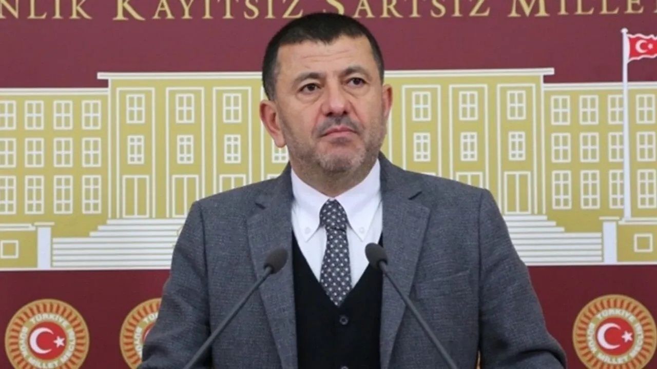 İzmir merkezli rüşvet soruşturmasında tutuklanan vekil danışmanı Özlem Akyılmaz savunmasında, hesaba gelen 500 bin TL'nin depremzede öğrencilerin burs parası olduğunu iddia etti.