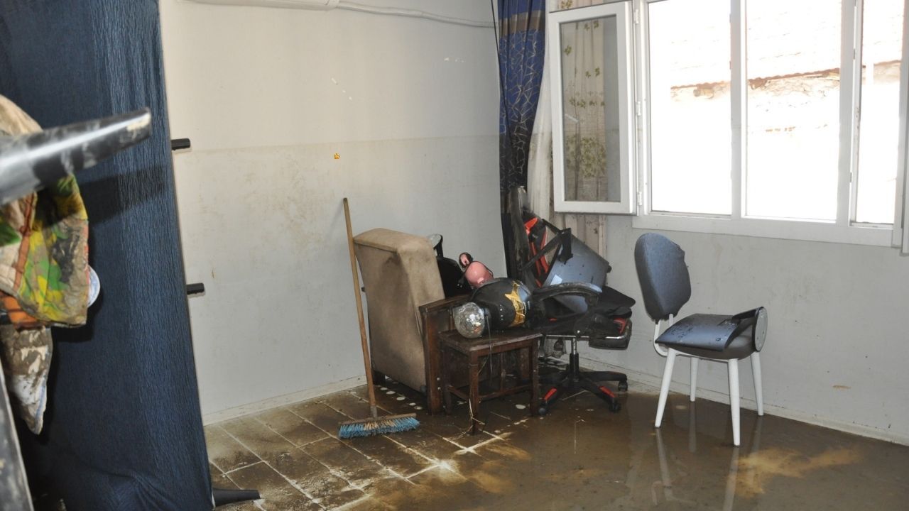 Manisa Salihli'de etkili olan şiddetli sağanak yağışta evini su basan Hanife Mazı, boynuna kadar ulaşan sel sularından komşularının yardımıyla nasıl kurtulduğunu korkuyla anlattı.