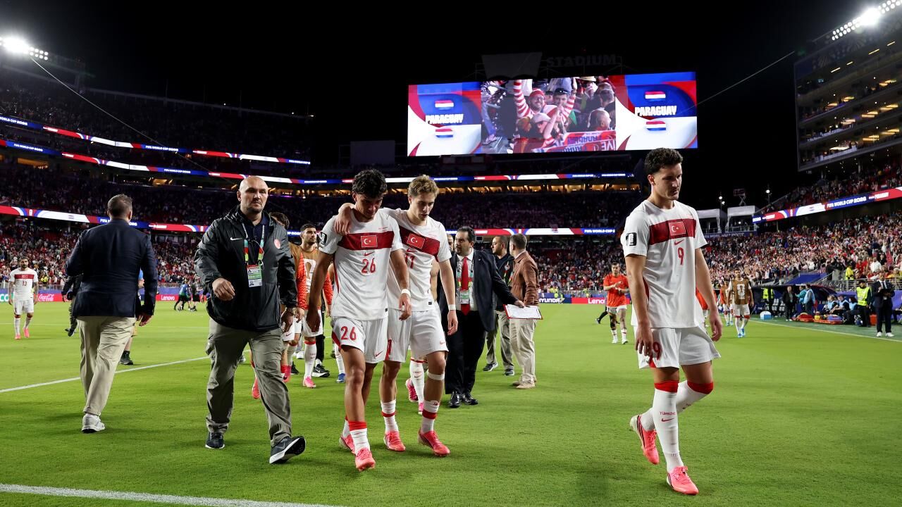 2026 Dünya Kupasına erken veda eden A Milli Futbol Takımının Paraguay yenilgisi sonrası ünlü sanatçı Sinan Akçıl, Türkler Geliyor marşı üzerinden çok sert bir çıkış yaptı.