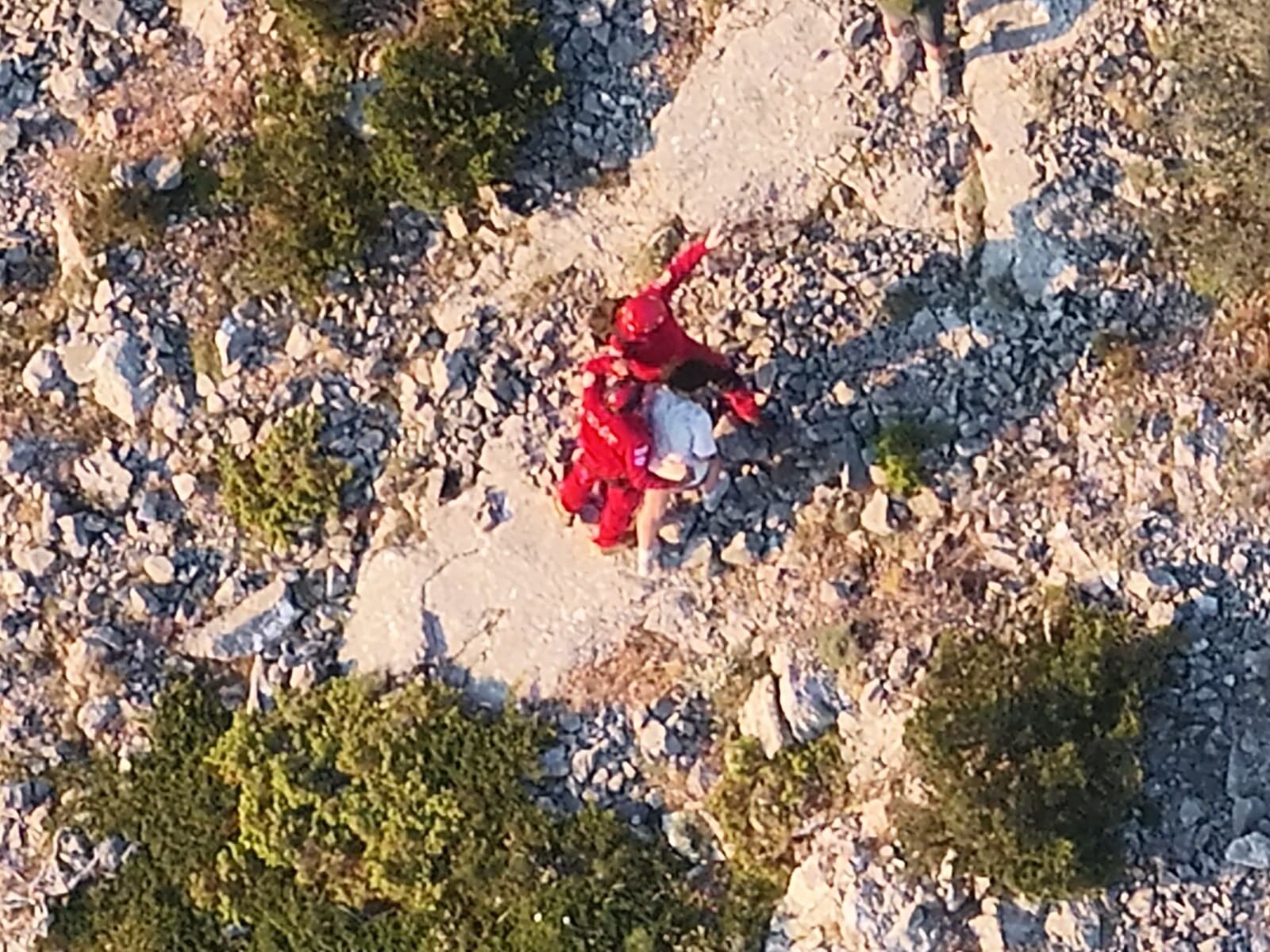 Spil Dağı Milli Parkı'nda sarp kayalıklarda mahsur kalan iki kişi, jandarma ve tatbikattaki AKUT ekiplerinin drone destekli koordineli çalışmasıyla hızla kurtarıldı.