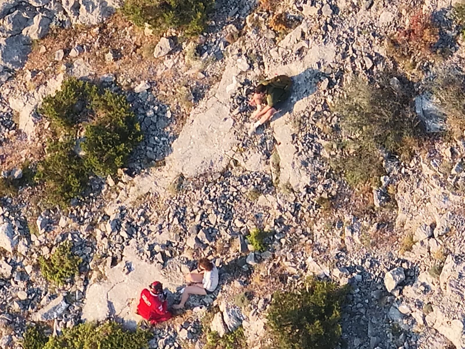 Spil Dağı Milli Parkı'nda sarp kayalıklarda mahsur kalan iki kişi, jandarma ve tatbikattaki AKUT ekiplerinin drone destekli koordineli çalışmasıyla hızla kurtarıldı.