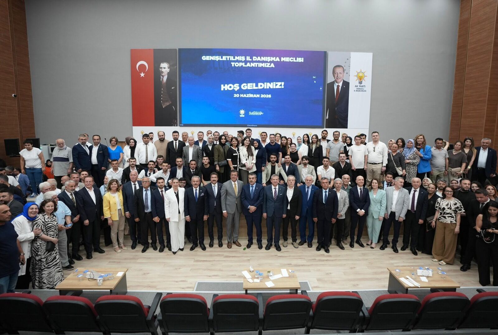 Ak Parti Denizli Teşkilatı’nın düzenlemiş olduğu İl Danışma Meclisi toplantısı yoğun katılımla gerçekleştirildi. Toplantıda konuşan Ak Parti İl Başkanı Muhammet Subaşıoğlu, CHP’li belediyeleri eleştirdi. Subaşıoğlu; “Maalesef son 2 yıldır Denizli'mize hiçbir şey yapılmadı. İnşallah bizler Denizli AK Parti Teşkilatı olarak bütün emanetlerimizi geri alacağız” diye konuştu.
