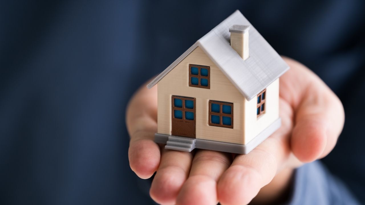 TBMM gündemine taşınan tarihi teklif, tapusu olmayan emekliler için sıfır faizli ve maaşa endeksli ödeme kolaylığıyla bütçeden finanse edilecek bir konut modeli öngörüyor. Peki detaylar neler? Her emekli bu haktan yararlanabilecek mi? Şartlar neler?