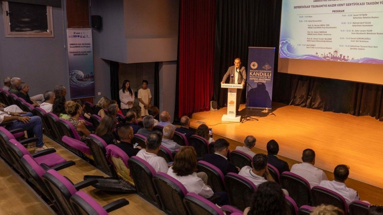 2020 depreminin ardından harekete geçen İzmir Seferihisar, afetlere karşı hazırlık çalışmalarıyla UNESCO'dan uluslararası "Tsunamiye Hazır Kent" sertifikasını almayı başardı.