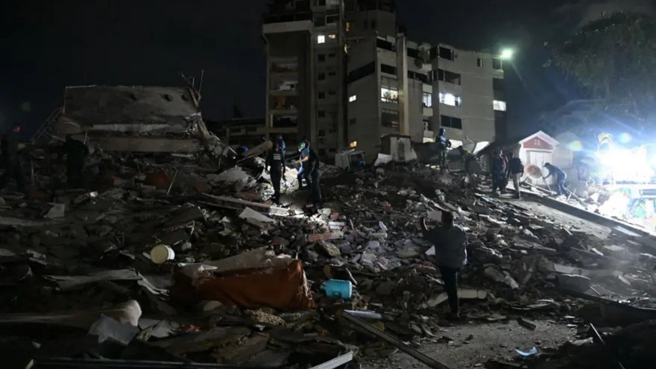 Venezuela'da ard arda meydana gelen 7,2 ve 7,5 büyüklüğündeki depremlerde can kaybı 32'ye yükseldi. Ülkede OHAL ilan edilirken, havalimanı kapatıldı ve arama çalışmaları sürüyor.