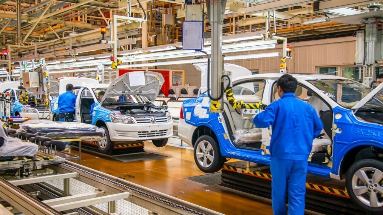 Alman otomotiv devi Volkswagen, 2030 yılına kadar üretimi 1 milyon araç azaltırken, 35 bin çalışanla yollarını ayıracağını duyurarak büyük dönüşümü başlattı.