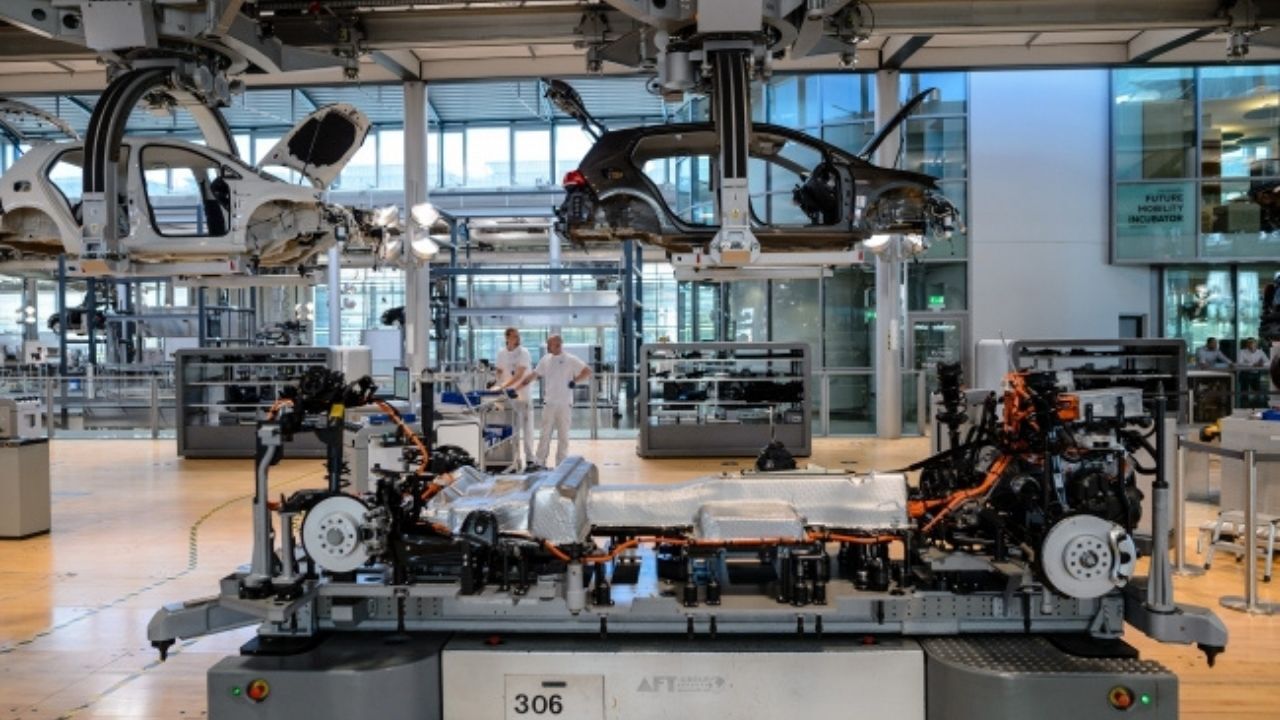 Alman otomotiv devi Volkswagen, 2030 yılına kadar üretimi 1 milyon araç azaltırken, 35 bin çalışanla yollarını ayıracağını duyurarak büyük dönüşümü başlattı.