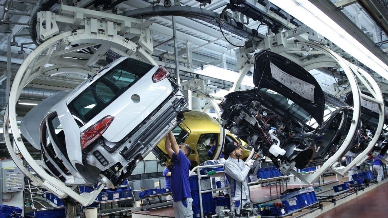 Alman otomotiv devi Volkswagen, 2030 yılına kadar üretimi 1 milyon araç azaltırken, 35 bin çalışanla yollarını ayıracağını duyurarak büyük dönüşümü başlattı.