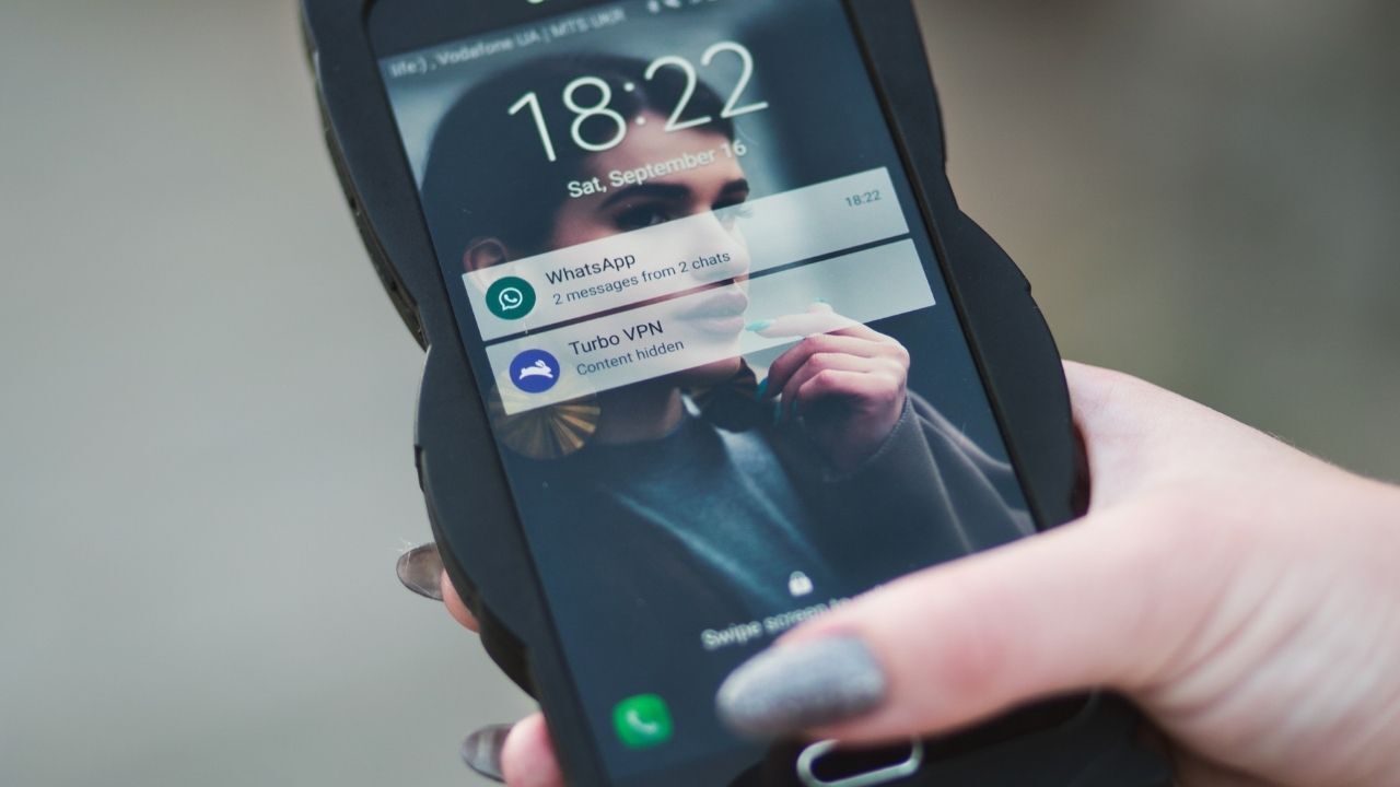 Dünya genelinde yaşanan WhatsApp çöküşü, mobil ve web kullanıcılarını etkiliyor. Meta cephesinden henüz resmi açıklama gelmezken sunucu raporları arızayı doğruladı.