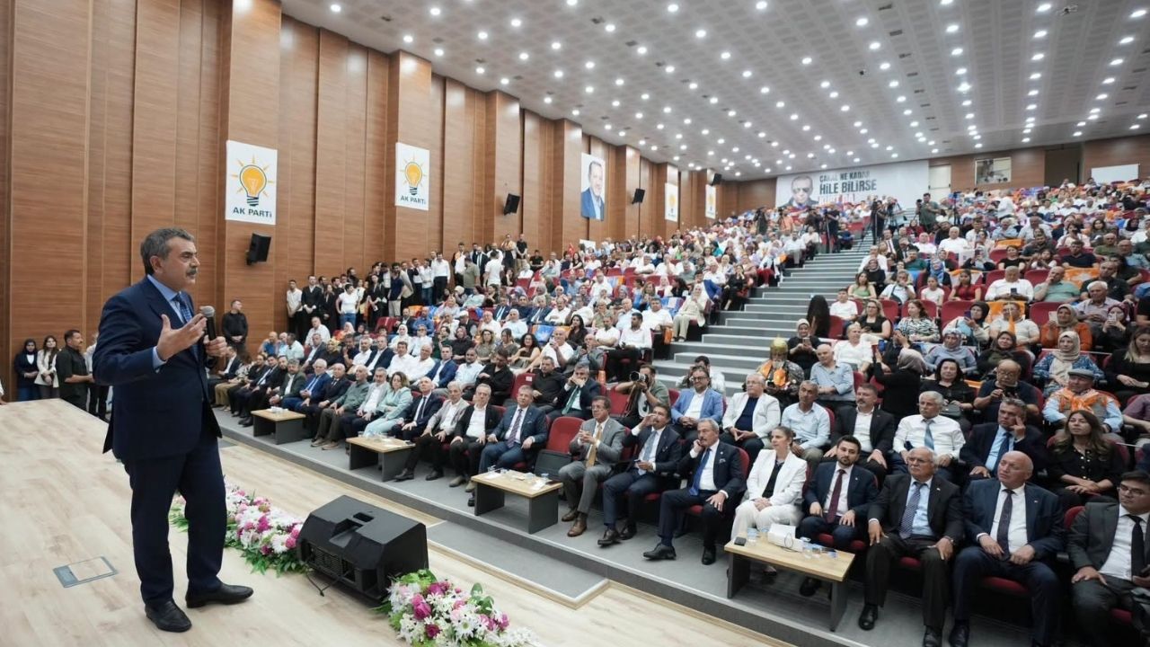 Ak Parti Denizli Teşkilatı’nın düzenlemiş olduğu İl Danışma Meclisi toplantısı yoğun katılımla gerçekleştirildi. Toplantıda konuşan Milli Eğitim Bakanı Yususuf Tekin, Denizli'de, Türkiye standartlarının üstünde bir eğitim öğretim iklimi oluşmuş durumda olduğunu belirterek; “ Yaklaşık bugünkü maliyetlerle karşılığı 17 milyarın üzerinde bir yatırım yapılmış oluyor” dedi.