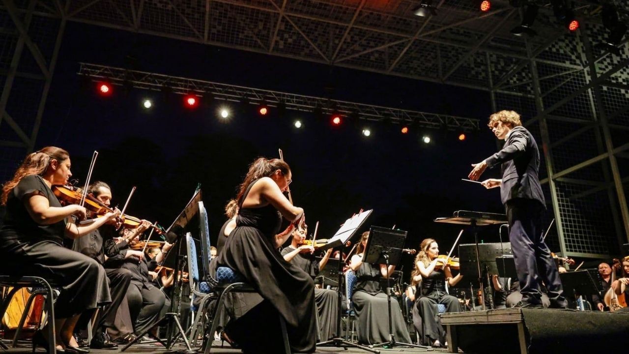 Kültürpark’ta yaklaşık 16 bin kişi kapasiteli yeşil bir etkinlik alanına dönüştürülen eski lunapark alanı, Zeytin Sahne adıyla sanatseverleri ağırlamaya başladı. İzmir Oda Orkestrası, Film Müzikleri konseri ile unutulmaz filmlerin müziklerini orkestra şefi Kevin Griffiths yönetiminde, sevilen oyuncular Aslı İnandık ve Tuğrul Tülek’in yorumlarıyla sahneye taşıdı.
