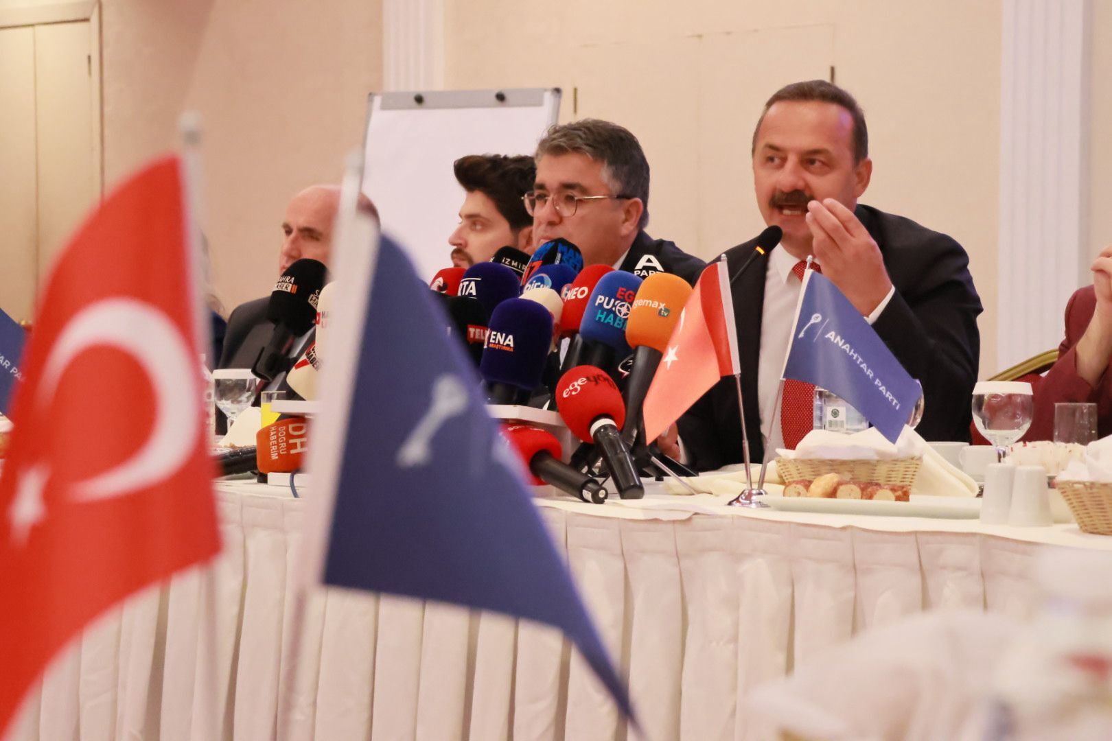 Anahtar Parti Genel Başkanı Yavuz Ağıralioğlu İzmir’de Seçim Startı Verdi (1)