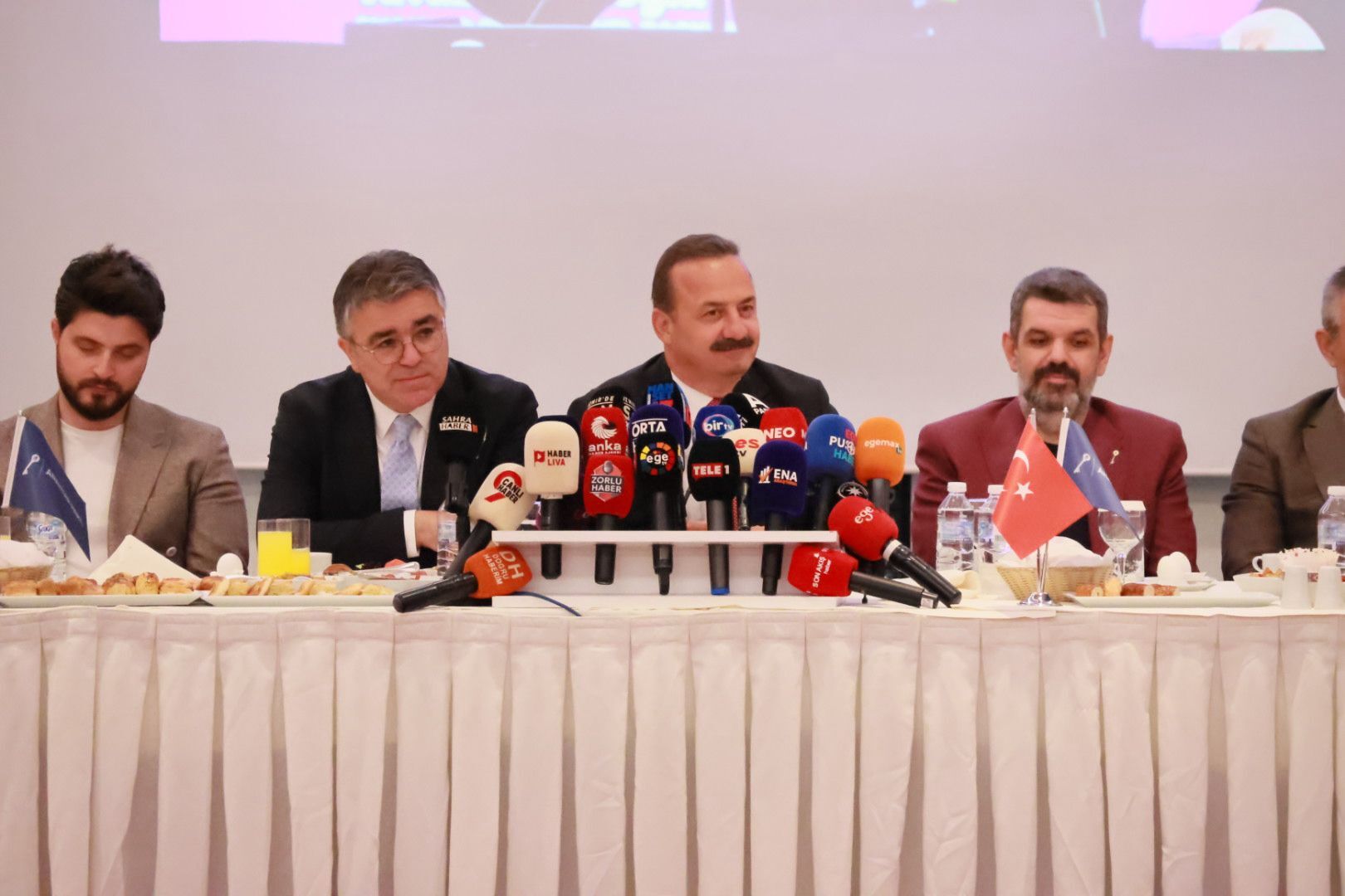 Anahtar Parti Genel Başkanı Yavuz Ağıralioğlu İzmir’de Seçim Startı Verdi (2)