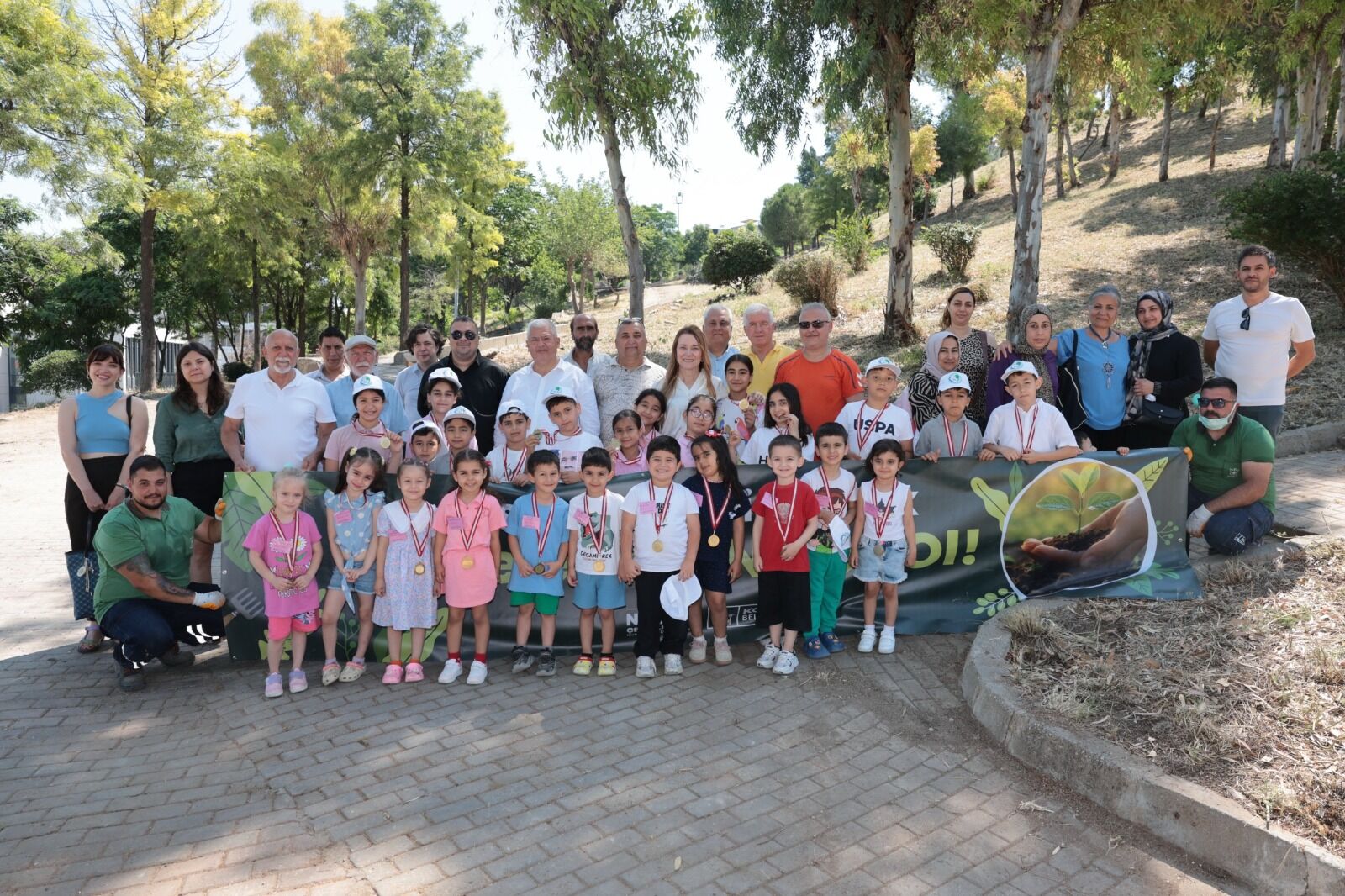 Başkan Mutlu, Konaklı Miniklerle Fidan Dikti (4)