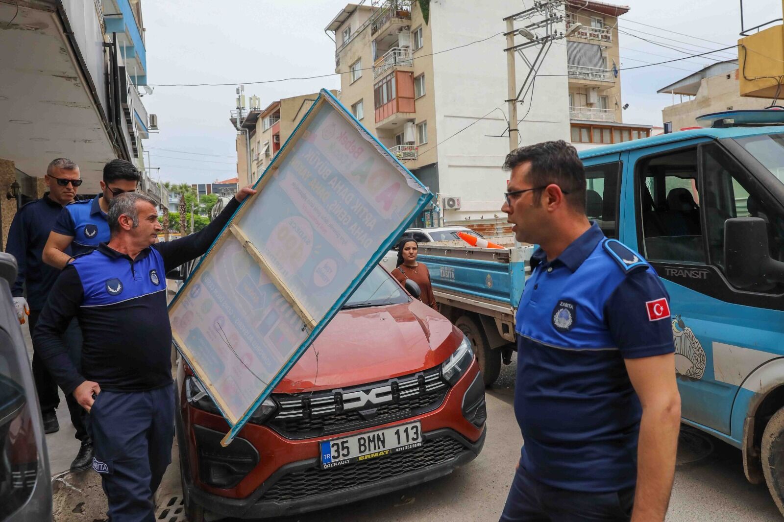 Buca’da Zabıtadan Kaldırım Işgali Denetimi Cezalar Kesildi! (2)