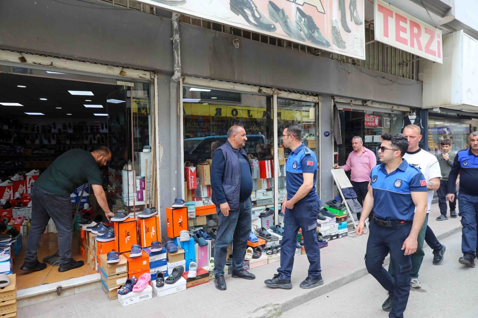 Buca’da Zabıtadan Kaldırım Işgali Denetimi Cezalar Kesildi! (3)