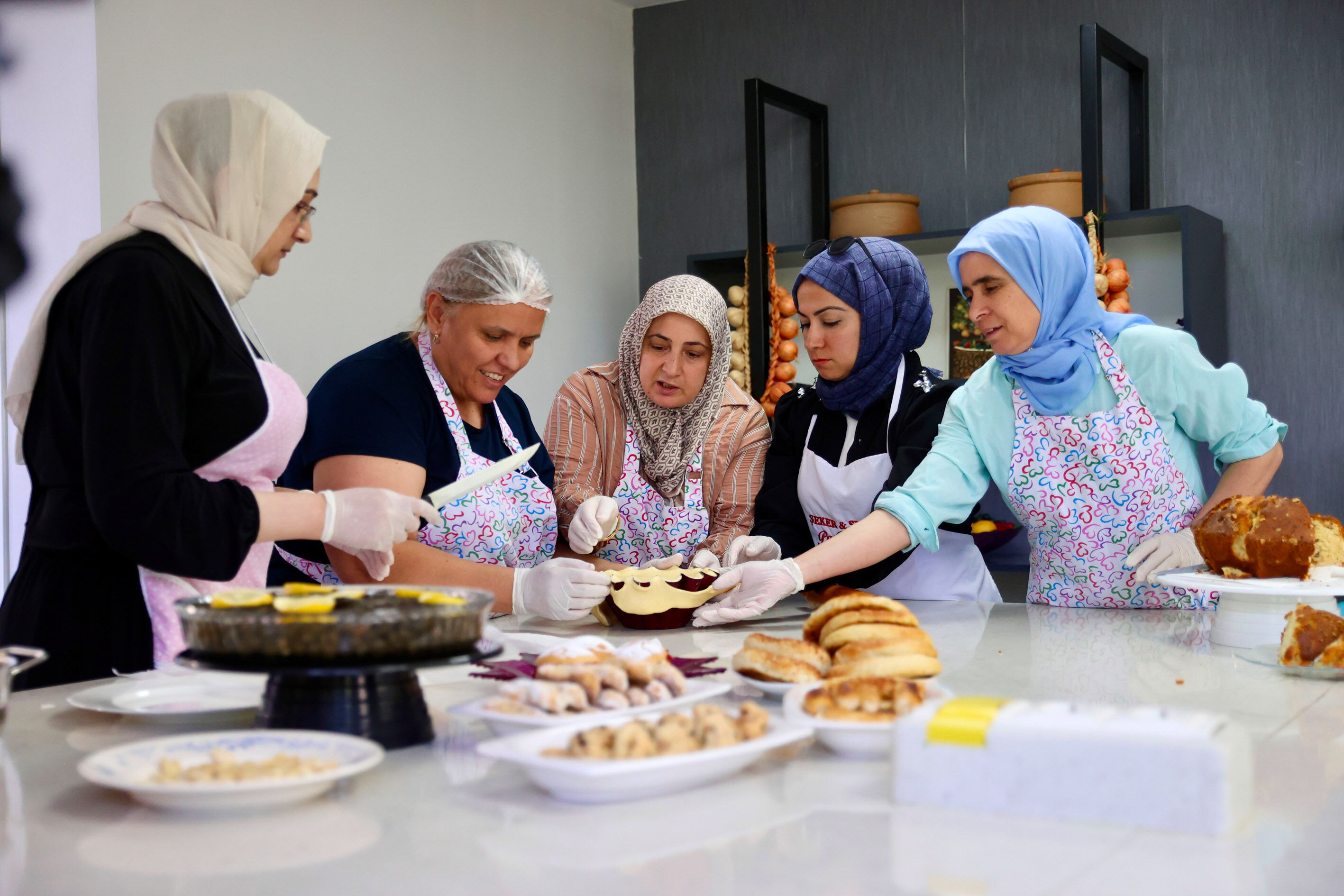 Bucalı Kadınlar Mutfakta Hem Öğreniyor Hem Üretiyor (2)