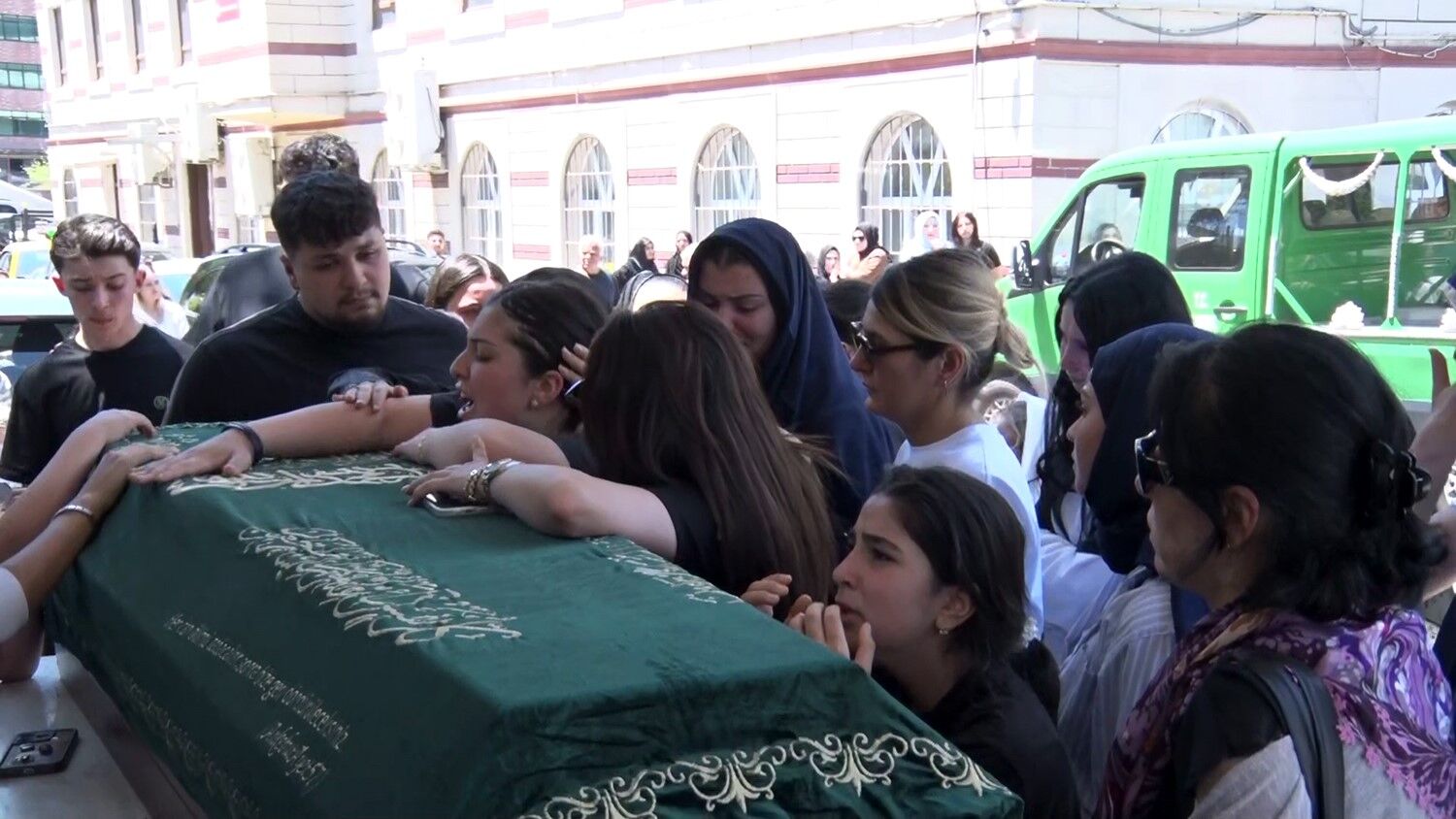 Çeşme'de Öldürülen Can Polat'ın Cenazesinde Kızı Sinir Krizi Geçirdi! (2)
