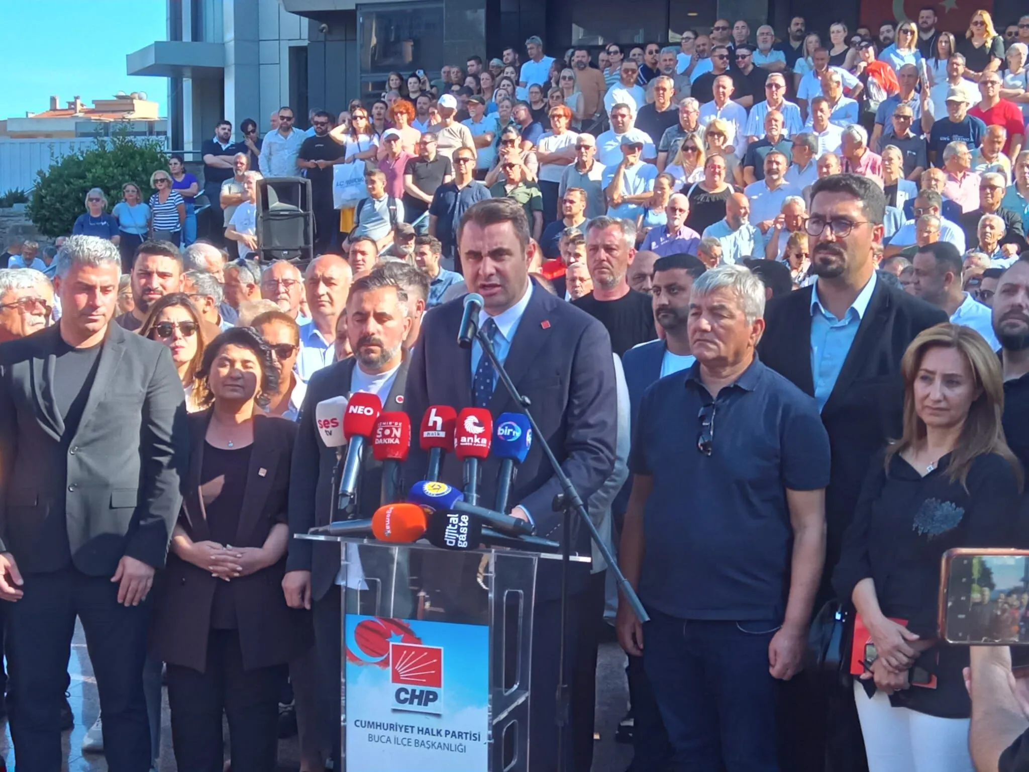 Chp İzmir Buca Belediyesi Önünde Toplandı 3