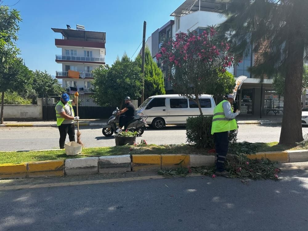 Efeler'de Yeşil Alanlar Büyükşehir Ekipleriyle Yenileniyor 111