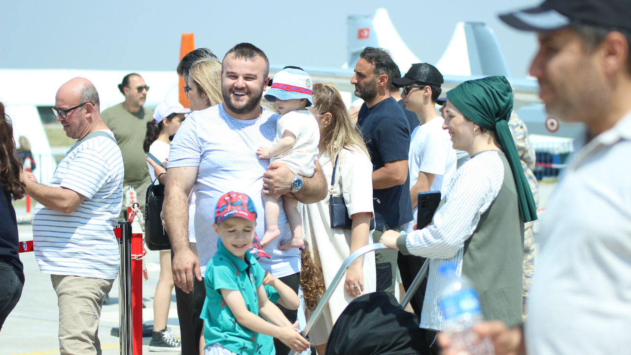 Gökbey Ve Türk Yıldızları Çiğli'de Gökyüzünü Süsledi! (4)