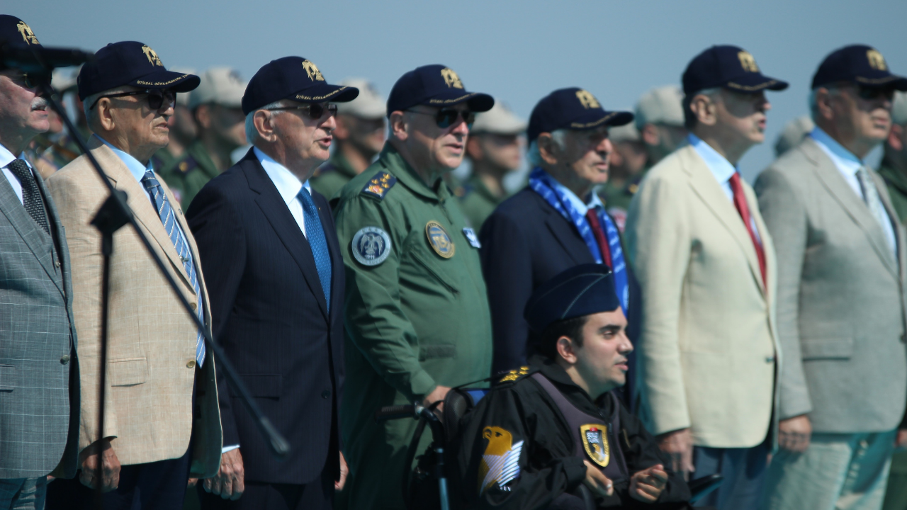 Gökbey Ve Türk Yıldızları Çiğli'de Gökyüzünü Süsledi! (5)