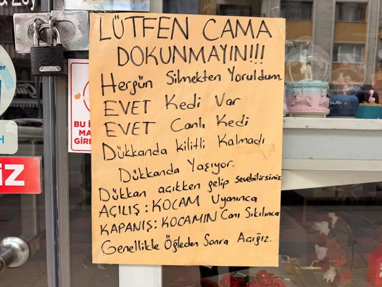 Her Gün Cam Silmekten Yorulan Esnaf Eşi Isyan Etti! Cama Öyle Bir Yazı Astı Ki..-1