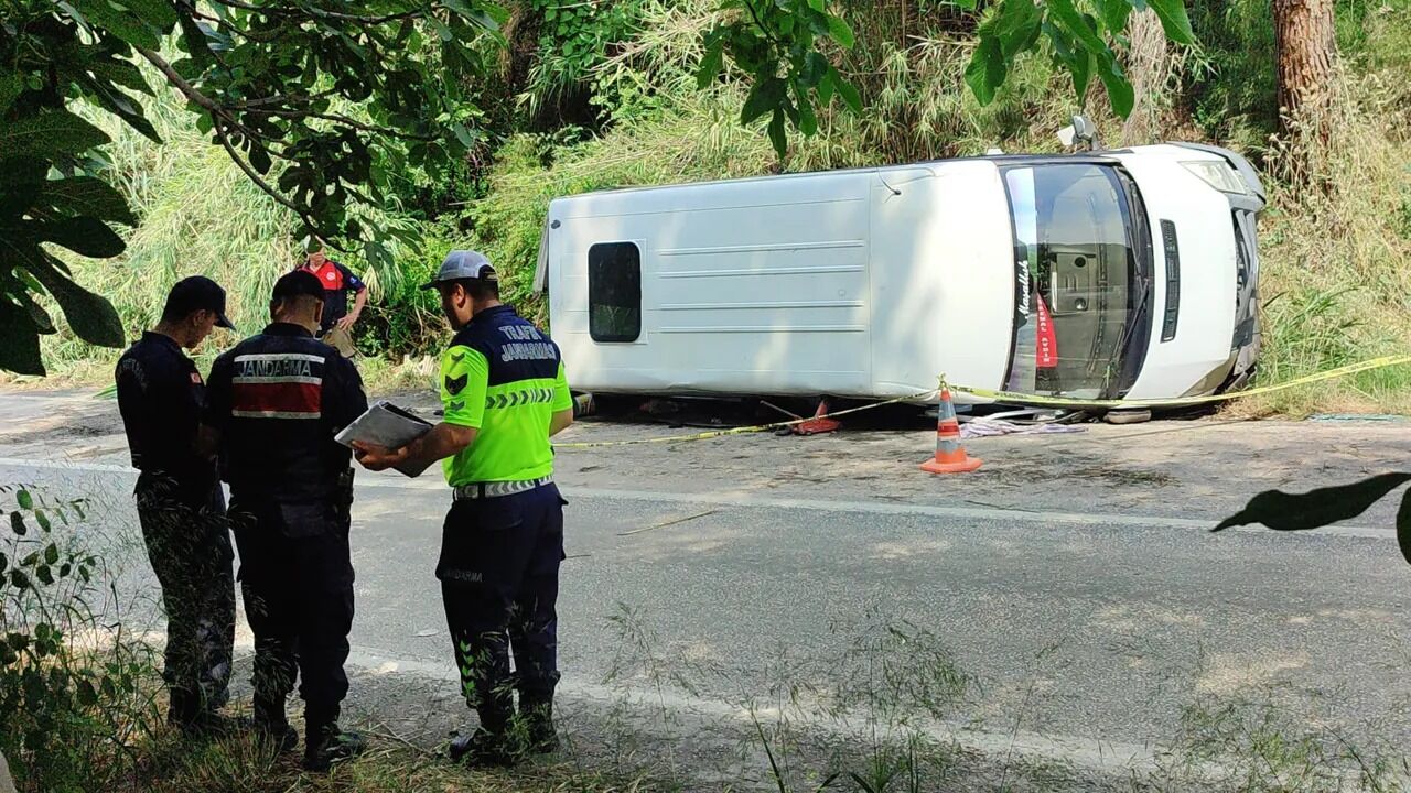 İzmir'de Tarım Işçilerini Taşıyan Minibüs Devrildi