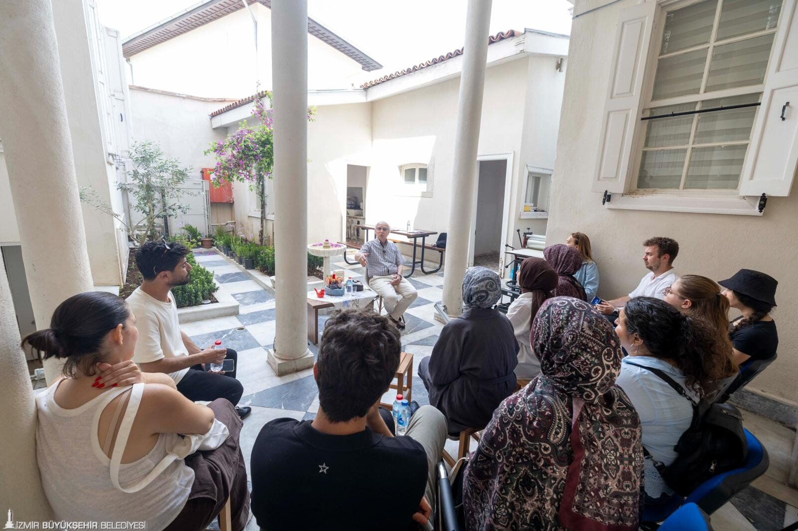 İzmir’in Tarihi Sokaklarında Tarık Dursun K.’nin Eserlerinin Izini Sürdüler3